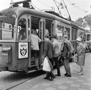 150075 Afbeelding van een tram op het Stationsplein te Amsterdam.
